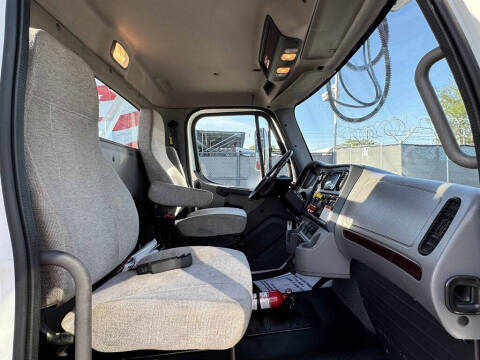 2017 Freightliner M2 106