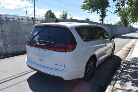 2024 Chrysler Pacifica Plug-In Hybrid Select
