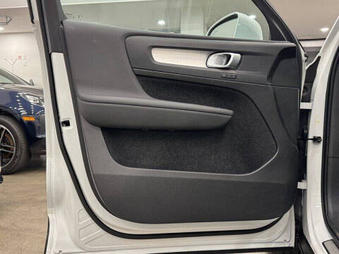 2025 Volvo XC40 B5 Core Bright Theme