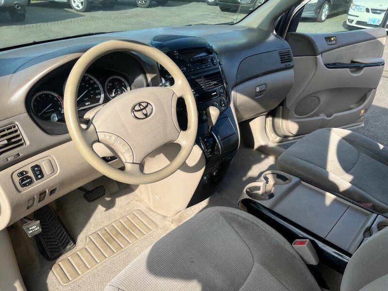 2004 Toyota Sienna LE 8 Passenger