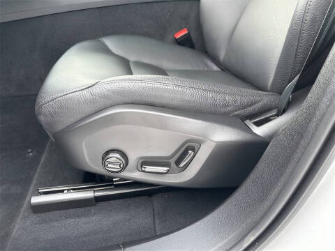 2025 Volvo XC60 B5 Plus Dark Theme