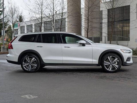 2025 Volvo V60 Cross Country B5 Plus