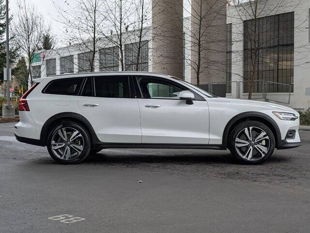 2025 Volvo V60 Cross Country B5 Plus