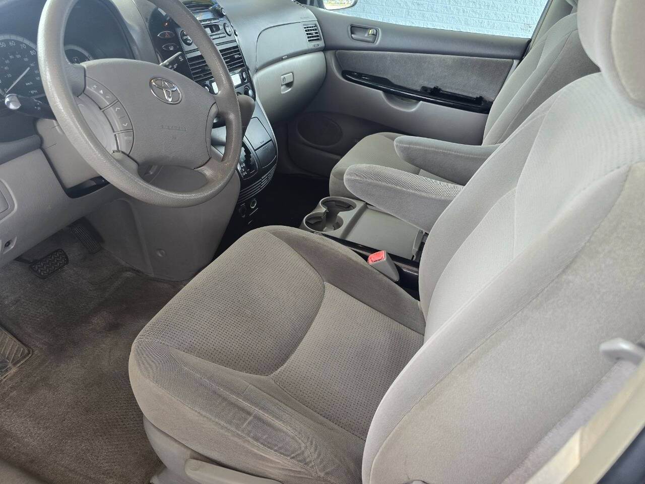 2005 Toyota Sienna for sale at QUEENSGATE AUTO SALES in York, PA