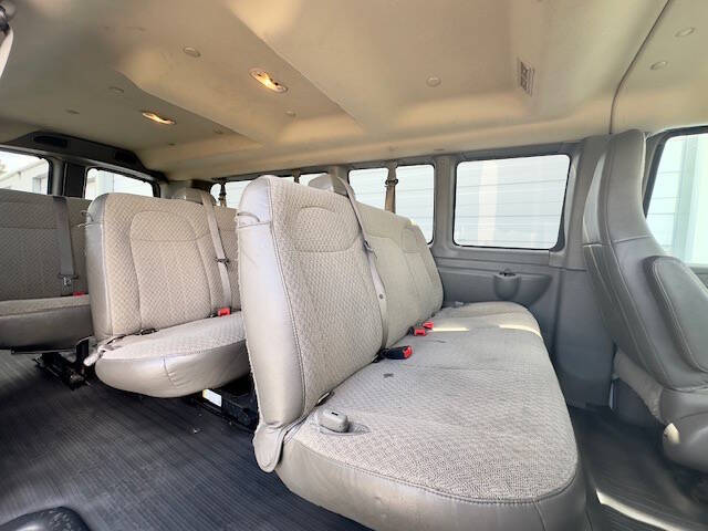 2018 GMC Savana Passenger LT photo 11