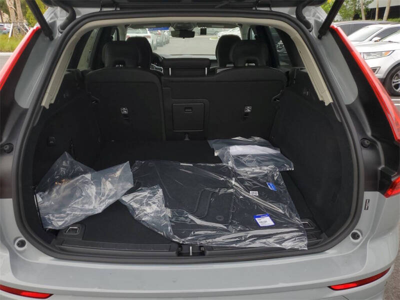 2025 Volvo XC60 T8 Core Dark Theme