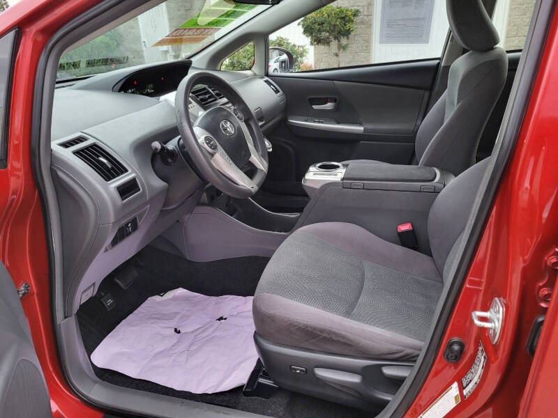 2014 Toyota Prius v Five