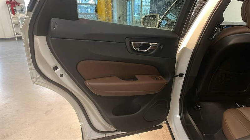 2023 Volvo XC60 B5 Plus Bright Theme