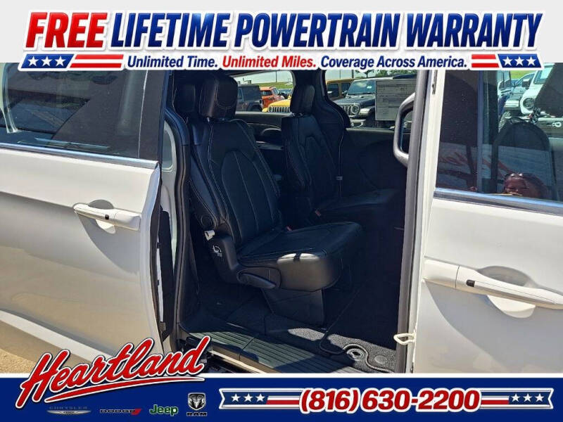 2027 Chrysler Pacifica Select