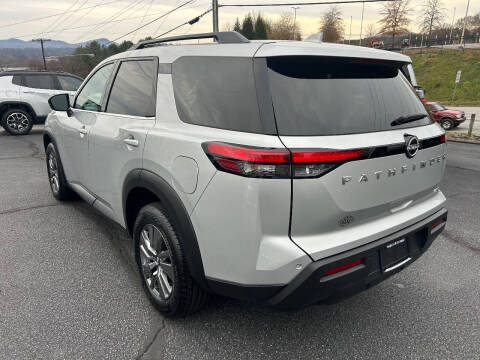 2025 Nissan Pathfinder SV