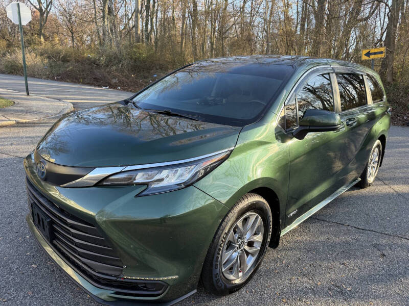 2021 Toyota Sienna LE's photo