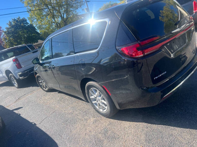 2025 Chrysler Pacifica Select