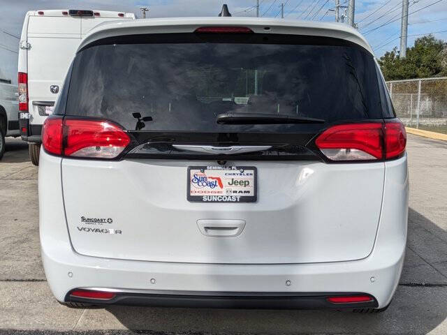 2025 Chrysler Voyager LX