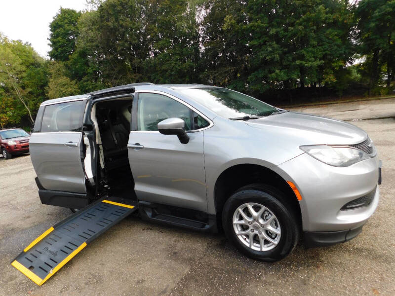 2021 Chrysler Voyager's photo