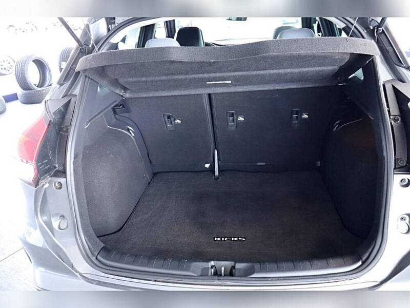 2022 Nissan Kicks SR