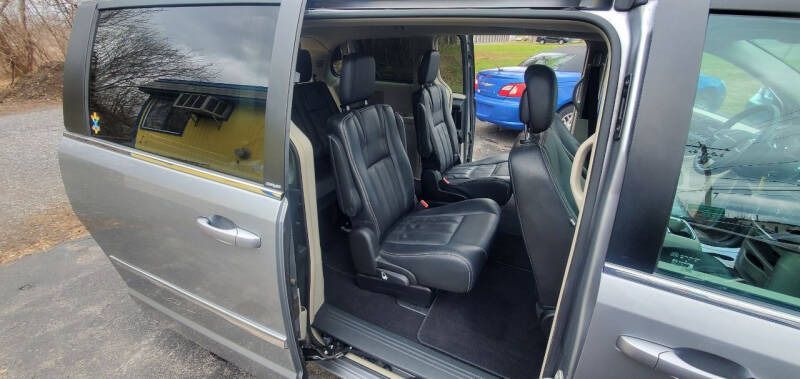 2013 Chrysler Town & Country Touring photo 12