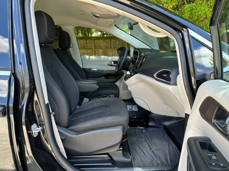 2022 Chrysler Voyager LX