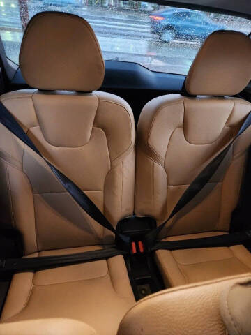 2016 Volvo XC90 T6 Momentum