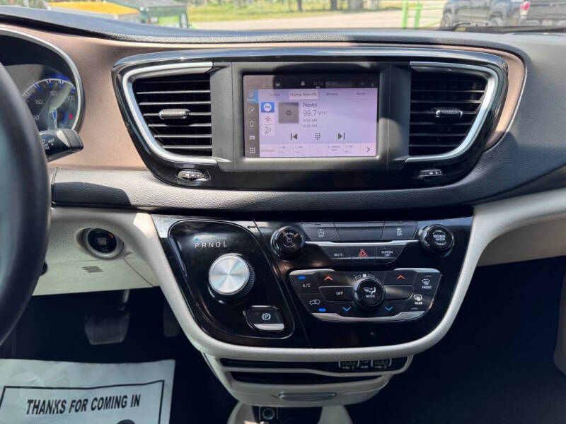 2022 Chrysler Voyager LX
