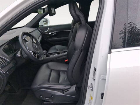 2020 Volvo XC90 T6 Momentum 6-Passenger