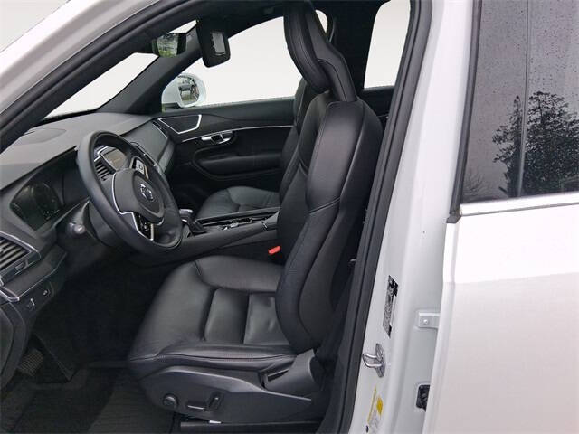 2020 Volvo XC90 T6 Momentum 6-Passenger
