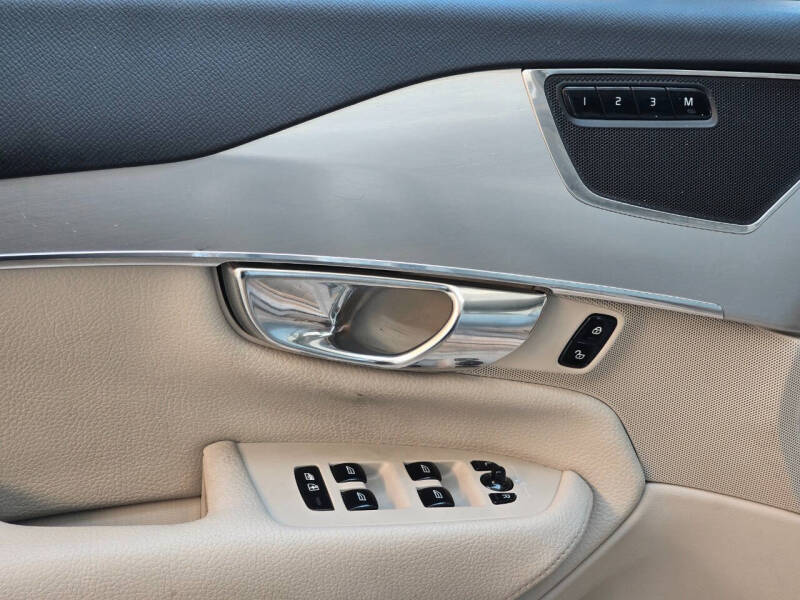 2016 Volvo XC90 T8 eAWD Momentum