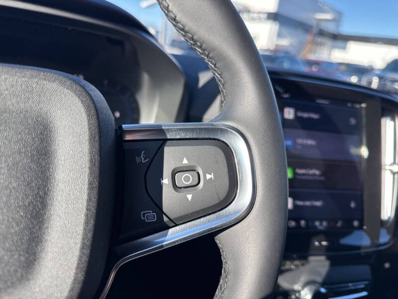 2025 Volvo XC40 B5 Core Bright Theme