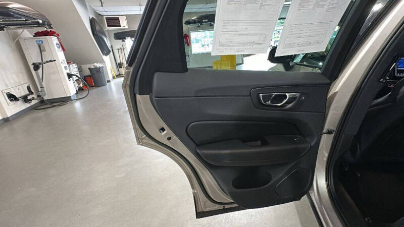2023 Volvo XC60 B5 Plus Dark Theme