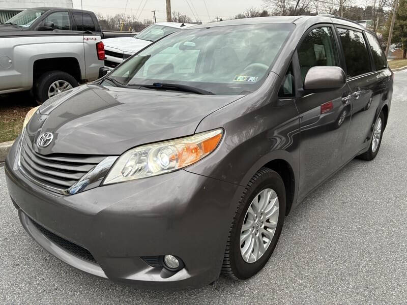2013 Toyota Sienna XLE's photo