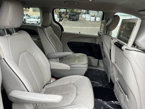 2017 Chrysler Pacifica Hybrid Platinum