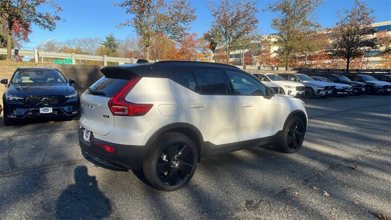 2026 Volvo XC40 B5 Ultra Black Edition