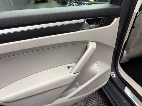 2017 Volkswagen Passat 1.8T R-Line