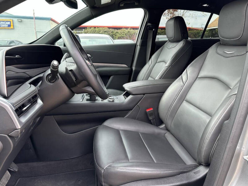 2025 Cadillac XT4 Premium Luxury