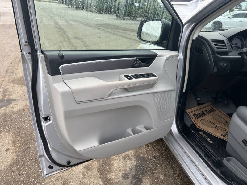 2011 Volkswagen Routan SE