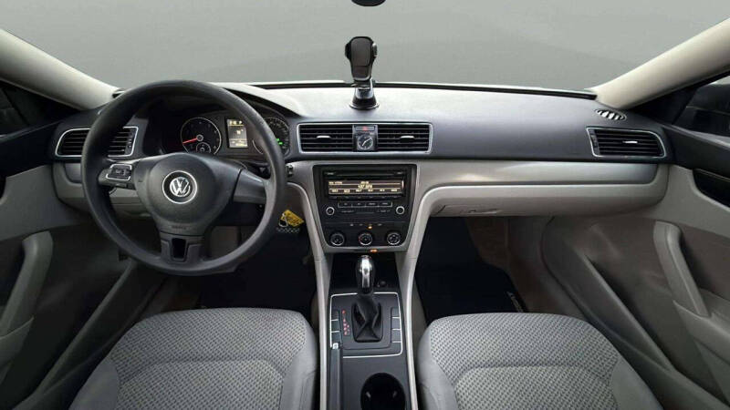 2014 Volkswagen Passat 1.8T S PZEV