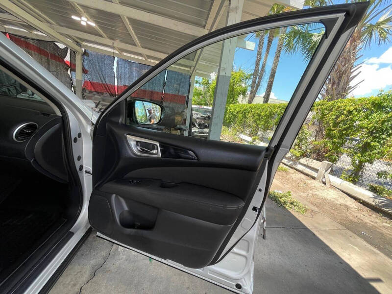 2017 Nissan Pathfinder SV