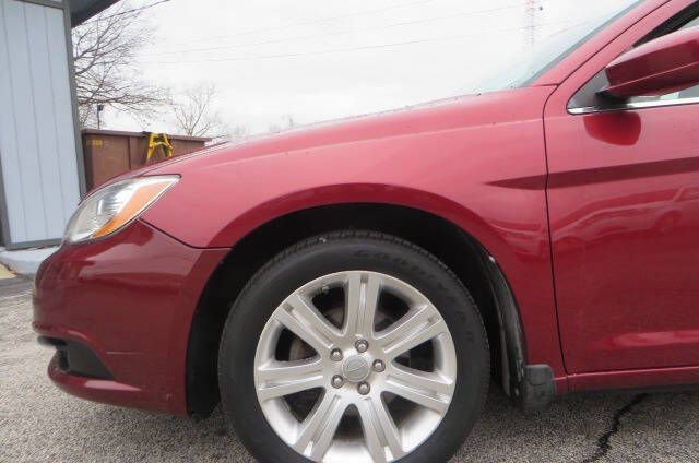 2013 Chrysler 200 Touring photo 31