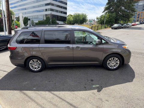 2016 Toyota Sienna XLE Premium 8-Passenger