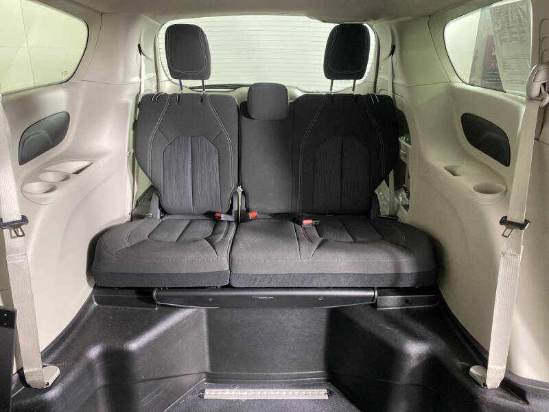 2023 Chrysler Voyager LX