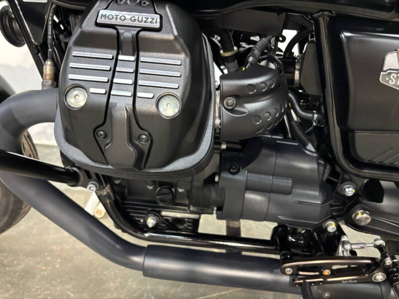 2022 Moto Guzzi V7 Stone