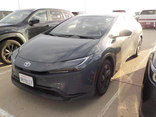 2025 Toyota Prius LE's photo