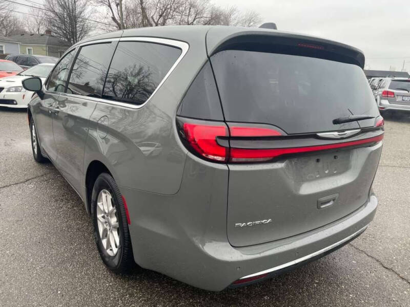 2025 Chrysler Pacifica Select
