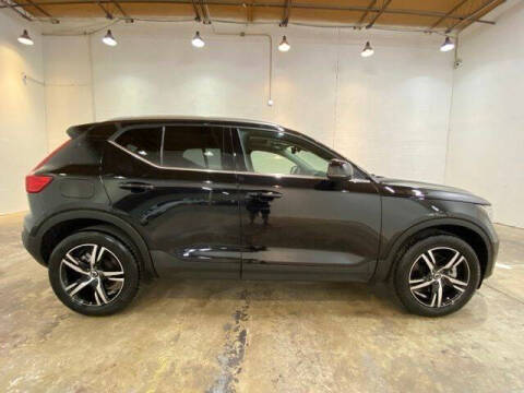 2025 Volvo XC40 B5 Core Bright Theme