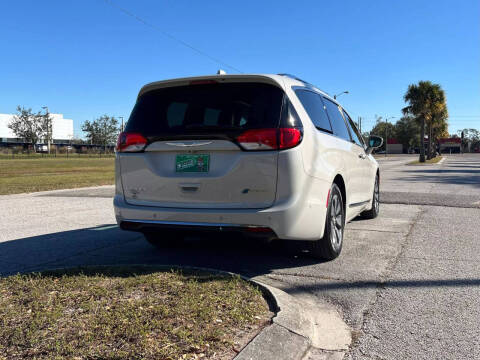 2017 Chrysler Pacifica Hybrid Platinum