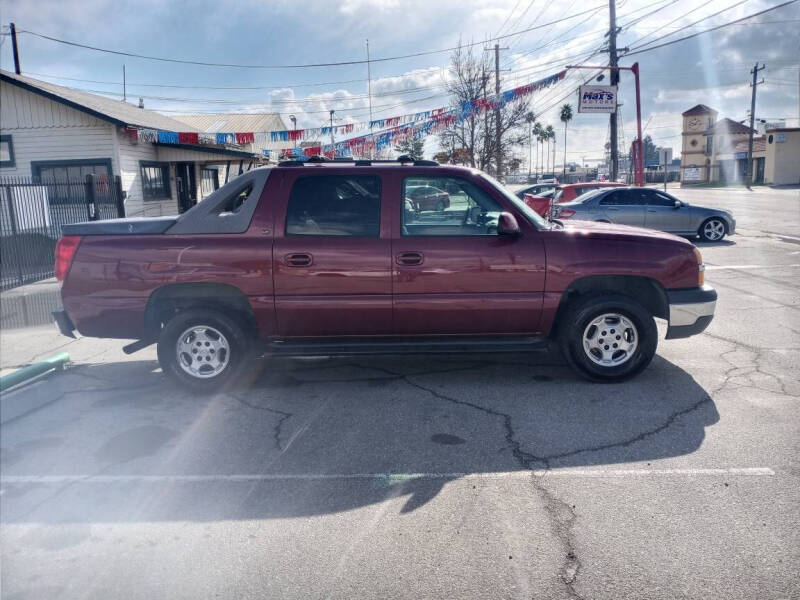 2005 Chevrolet Avalanche for sale at Max's Motors in Bakersfield CA