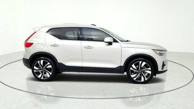 2025 Volvo XC40 B5 Plus Bright Theme