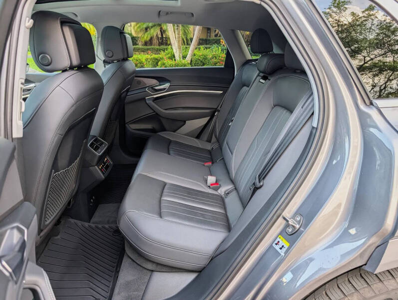 2021 Audi e-tron quattro Premium