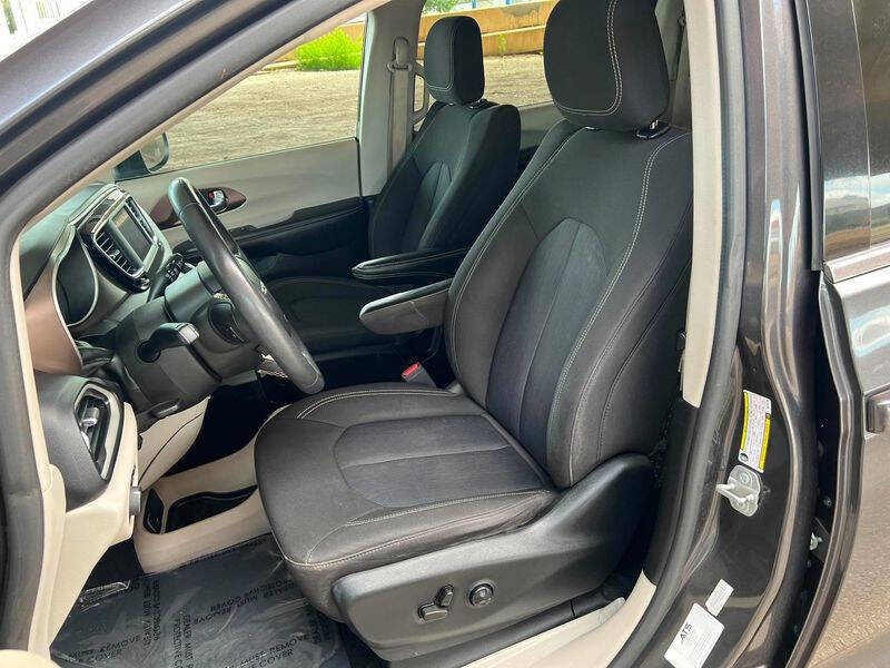 2022 Chrysler Voyager LX