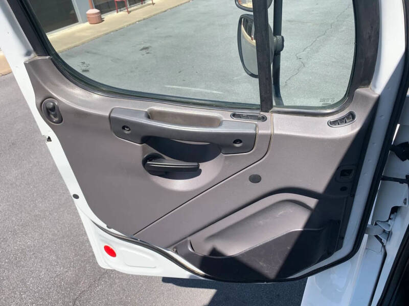 2015 Freightliner M2 106