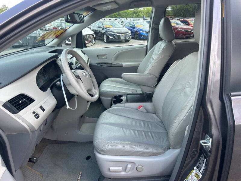 2013 Toyota Sienna LE 8-Passenger